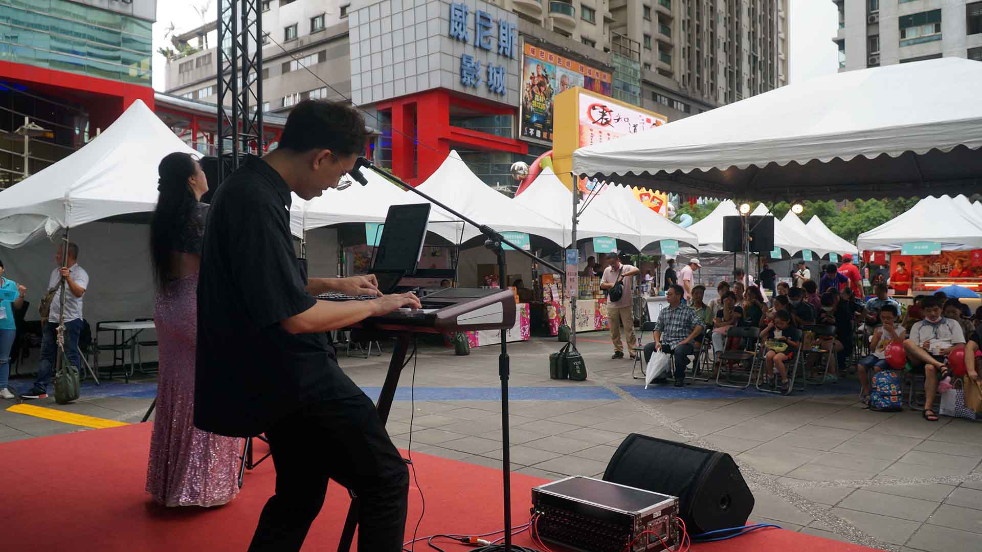 「我有好禮 你來好店」樂團演出 | 主唱Luna火力全開 「我有好禮 你來好店」樂團演出 | 主唱Luna火力全開