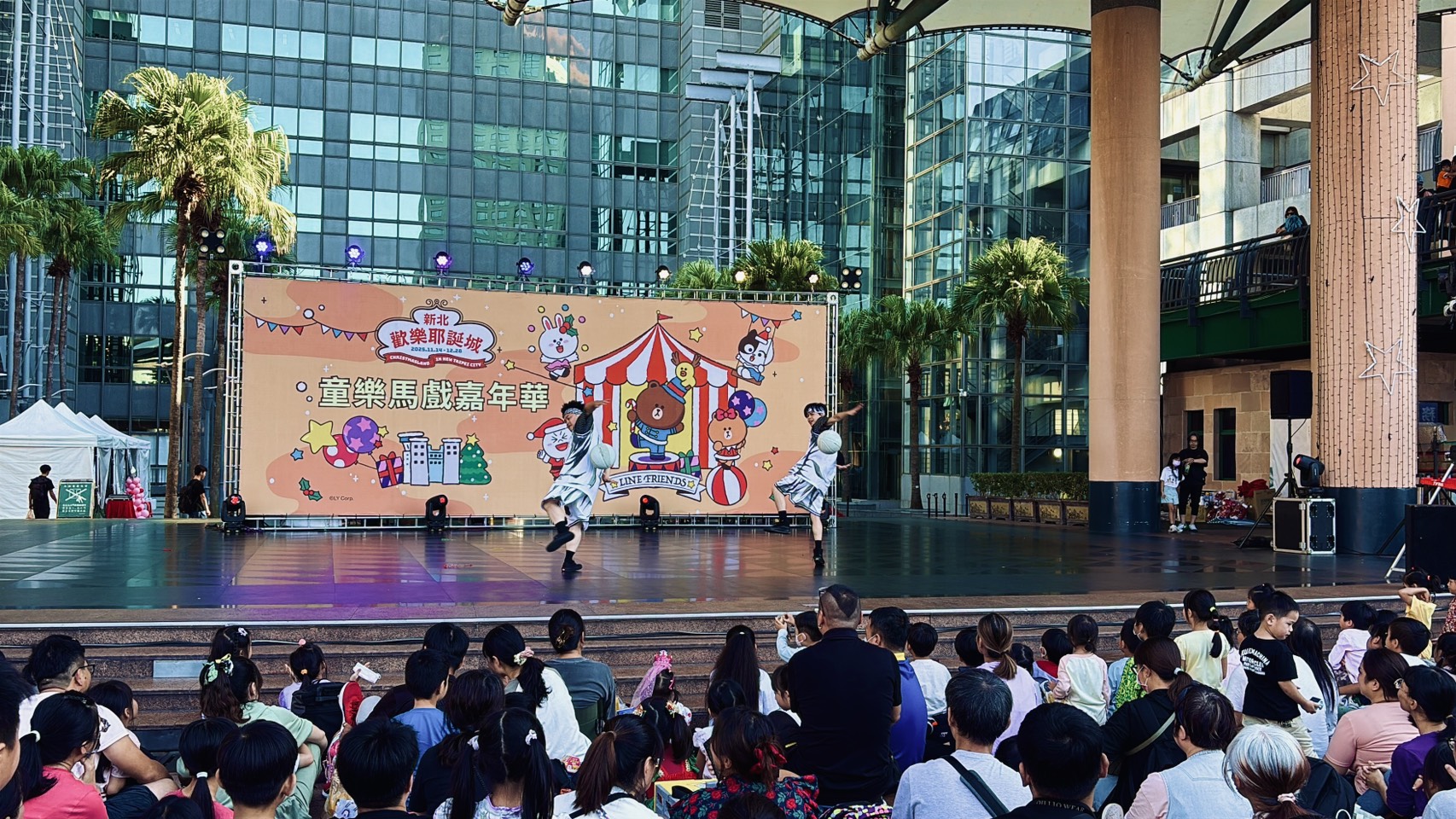 新北歡樂耶誕城-花式籃球表演-MOCS奇想活動創造 新北歡樂耶誕城-花式籃球表演-MOCS奇想活動創造